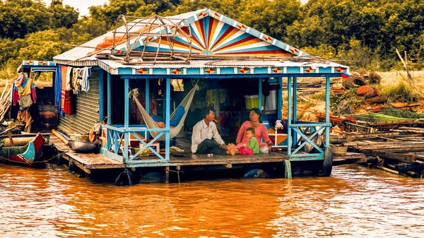 Kamboçyalı insanları Siem Reap Tonle Sap gölde yaşıyor