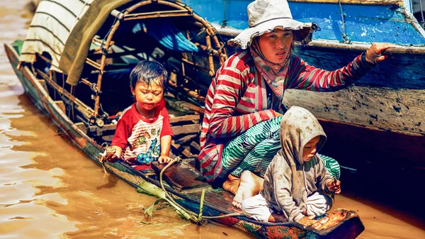 Les Cambodgiens vivent sur le lac Tonle Sap à Siem Reap — Photo