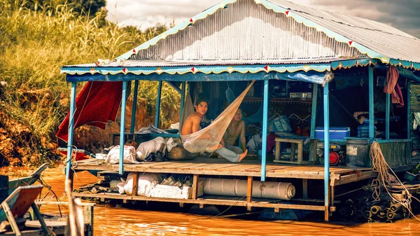 Los camboyanos viven en el lago Tonle Sap en Siem Reap — Foto de Stock