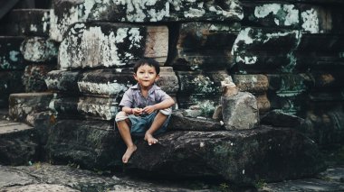  Çocuğu Angkor Wat
