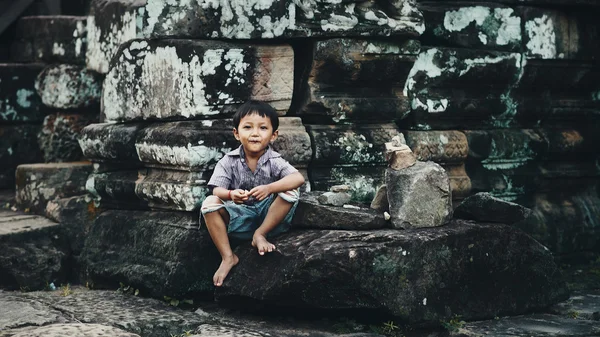  Çocuğu Angkor Wat