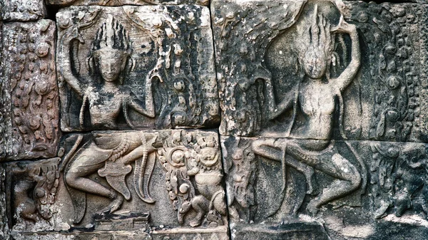 Dancing Apsaras un antiguo arte Khmer tallado en la pared — Foto de Stock