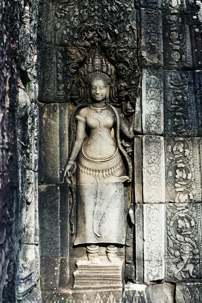 Apsara an old Khmer art carvings on the wall — Stock Photo, Image