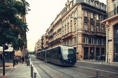 Place de la Comedie Bordeaux üzerinde modern tramvay