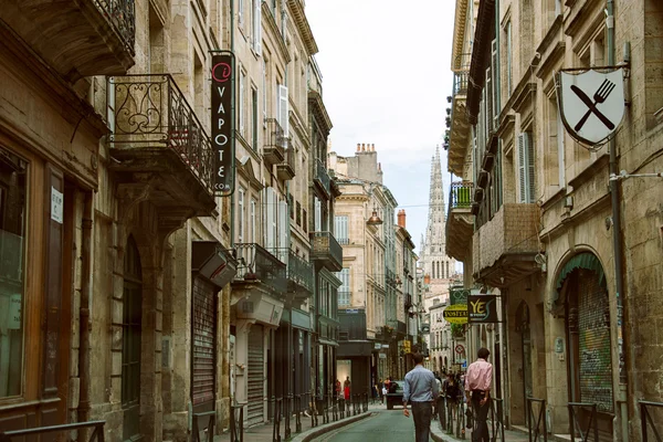 The central streets of Bordeaux with tourists. — Stock Photo, Image