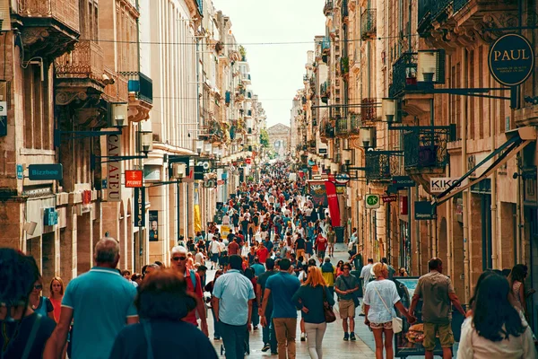 Människor som vandrar i Rue Sainte Catherine — Stockfoto