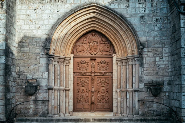 Alte Tür der Basilika des Hl. Johannes des Täufers — Stockfoto