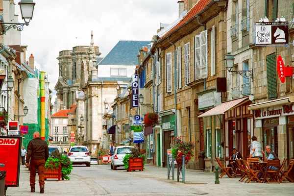 Eski bir Fransız köyünde langres sokak sahnesi — Stok fotoğraf