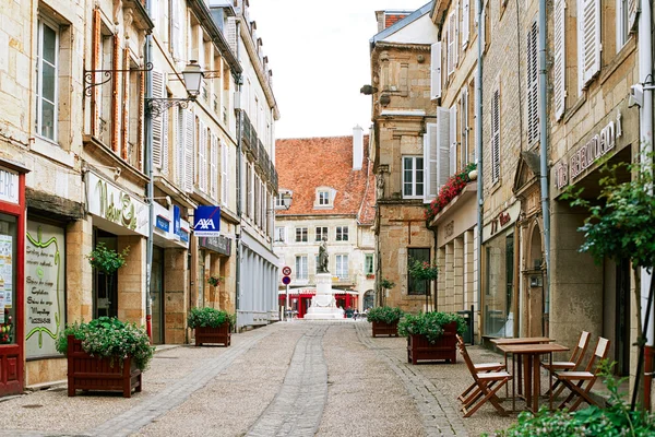 Cena de rua na antiga aldeia francesa Langres — Fotografia de Stock