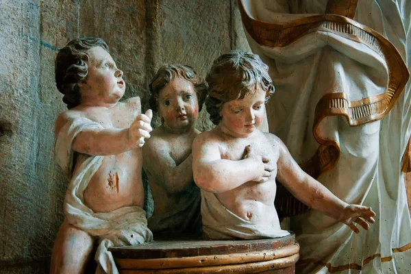 Drewnianych statuetki aniołka — Zdjęcie stockowe