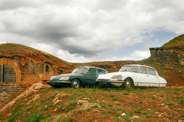 Staré francouzské auto černá a bílá — Stock fotografie