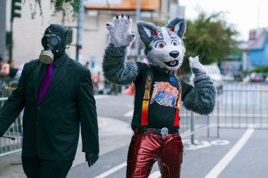 Kimliği belirsiz kişi yıllık Eşcinsel festivali Folsom Street Fair San Francisco herkes mutlu, eğleniyor ve Carnival giyim