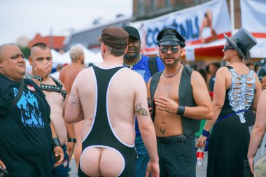 Kimliği belirsiz kişi yıllık Eşcinsel festivali Folsom Street Fair San Francisco herkes mutlu, eğleniyor ve Carnival giyim