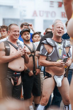 Kimliği belirsiz kişi yıllık Eşcinsel festivali Folsom Street Fair San Francisco herkes mutlu, eğleniyor ve Carnival giyim