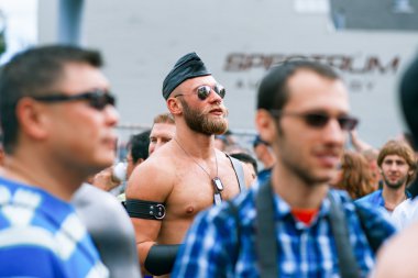 Kimliği belirsiz kişi yıllık Eşcinsel festivali Folsom Street Fair San Francisco herkes mutlu, eğleniyor ve Carnival giyim