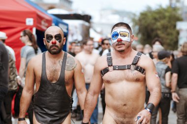 Kimliği belirsiz kişi yıllık Eşcinsel festivali Folsom Street Fair San Francisco herkes mutlu, eğleniyor ve Carnival giyim