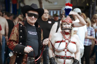 Kimliği belirsiz kişi yıllık Eşcinsel festivali Folsom Street Fair San Francisco herkes mutlu, eğleniyor ve Carnival giyim