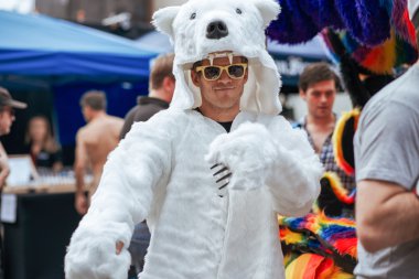 Kimliği belirsiz kişi yıllık Eşcinsel festivali Folsom Street Fair San Francisco herkes mutlu, eğleniyor ve Carnival giyim