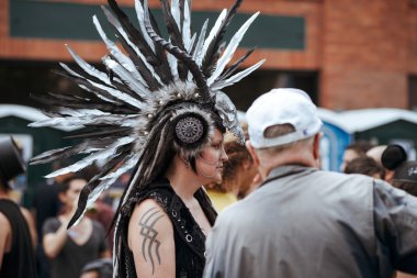 Kimliği belirsiz kişi yıllık Eşcinsel festivali Folsom Street Fair San Francisco herkes mutlu, eğleniyor ve Carnival giyim