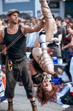 Kimliği belirsiz kişi yıllık Eşcinsel festivali Folsom Street Fair San Francisco herkes mutlu, eğleniyor ve Carnival giyim