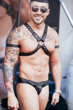 Kimliği belirsiz kişi yıllık Eşcinsel festivali Folsom Street Fair San Francisco herkes mutlu, eğleniyor ve Carnival giyim