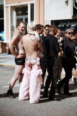 Kimliği belirsiz kişi yıllık Eşcinsel festivali Folsom Street Fair San Francisco herkes mutlu, eğleniyor ve Carnival giyim