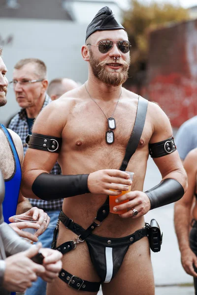 Kimliği belirsiz kişi yıllık Eşcinsel festivali Folsom Street Fair San Francisco herkes mutlu, eğleniyor ve Carnival giyim