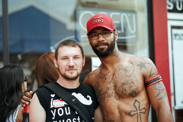Kimliği belirsiz kişi yıllık Eşcinsel festivali Folsom Street Fair San Francisco herkes mutlu, eğleniyor ve Carnival giyim
