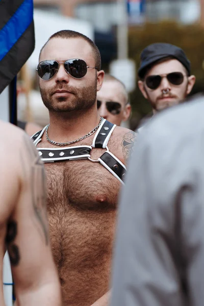 Kimliği belirsiz kişi yıllık Eşcinsel festivali Folsom Street Fair San Francisco herkes mutlu, eğleniyor ve Carnival giyim