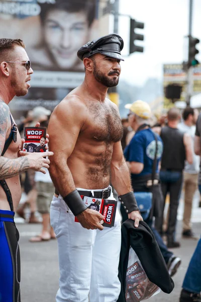 Kimliği belirsiz kişi yıllık Eşcinsel festivali Folsom Street Fair San Francisco herkes mutlu, eğleniyor ve Carnival giyim