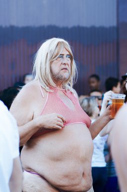 Kimliği belirsiz kişi yıllık Eşcinsel festivali Folsom Street Fair San Francisco herkes mutlu, eğleniyor ve Carnival giyim