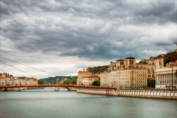 Lyon stadsbild från saone-floden med färgglada hus — Stockfoto