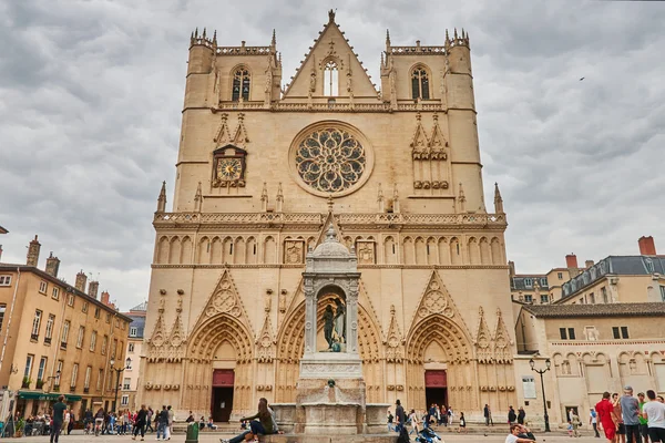 John the Baptist cathedal em Lyon, no centro da cidade, com pessoas passando. Junho 201 — Fotografia de Stock