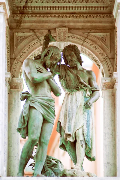 Statue du Christ baptisant sur la Place Sain Jean à Lyon, France . — Photo