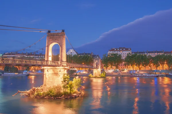 Gamla Passerelle du College bro över floden Rhône i Lyon på natten — Stockfoto