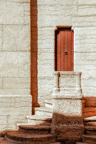 Steinstufen zum rustikalen Häuschen — Stockfoto