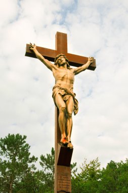 İsa'nın üzerinde çapraz orman ortasında