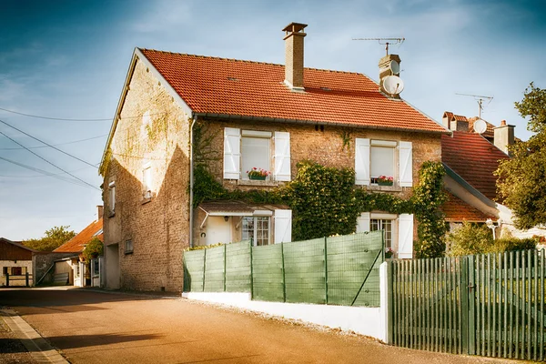 Casa velha em pequena aldeia na área de Champagne — Fotografia de Stock