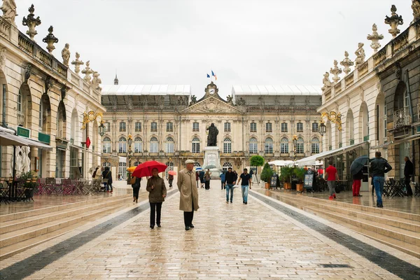 Neznámí lidé chodí na place stanislas v Nancy Francie — Stock fotografie