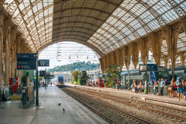  Şehir tren istasyonu platformları