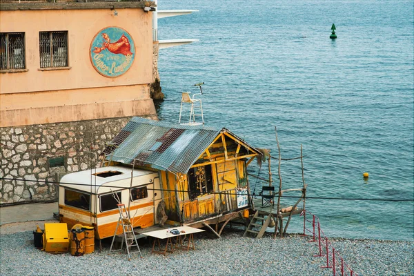 Пляжные хижины на берегу в Ницце, Франция . — стоковое фото