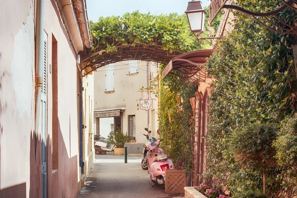 Kleine straße in saint tropez, franz — Stockfoto