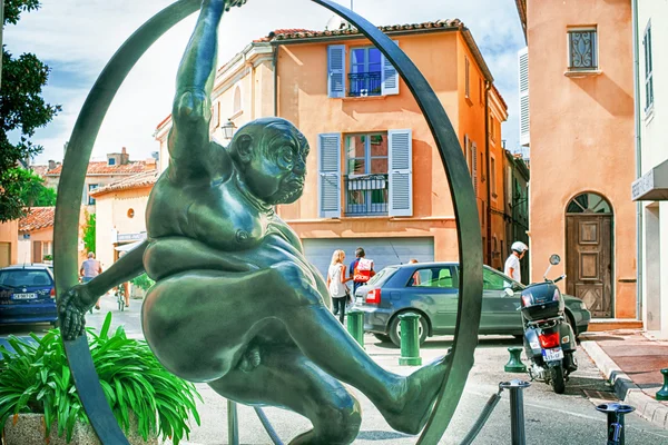 Statue eines dicken alten Mannes in einem Rad auf einer Straße in st tropez — Stockfoto