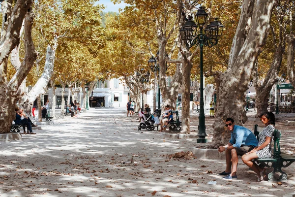 La gente se sienta en el parque — Foto de Stock