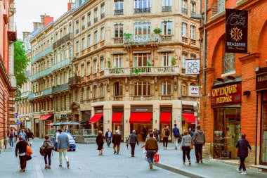 Toulouse, tarihi merkezindeki sokaklar boyunca kimliği belirsiz insanlar yürümek