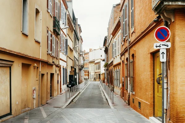 Stretta strada storica con vecchi edifici a Tolosa, Francia — Foto Stock