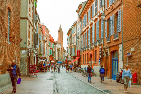 Toulouse, tarihi merkezindeki sokaklar boyunca kimliği belirsiz insanlar yürümek