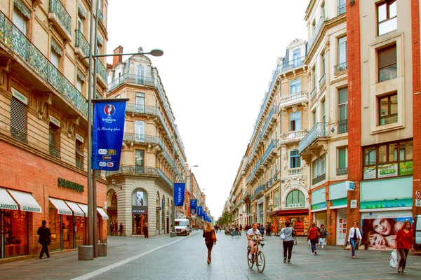 Personas no identificadas caminan por las calles de Toulouse, en el centro histórico — Foto de Stock