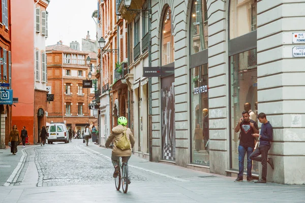 Persone non identificate a piedi lungo le strade di Tolosa, nel centro storico — Foto Stock