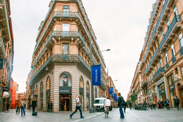 Personas no identificadas caminan por las calles de Toulouse, en el centro histórico — Foto de Stock